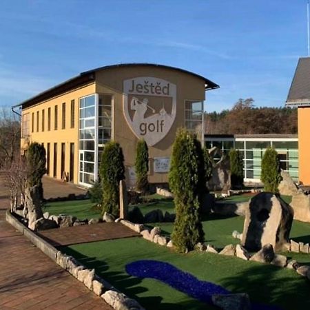Jested Golf Restaurace A Penzion Svetla pod Jestedem Ngoại thất bức ảnh